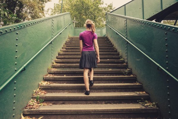 Девушка на лестнице