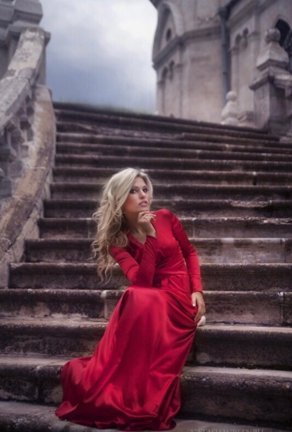 Девушка на лестнице