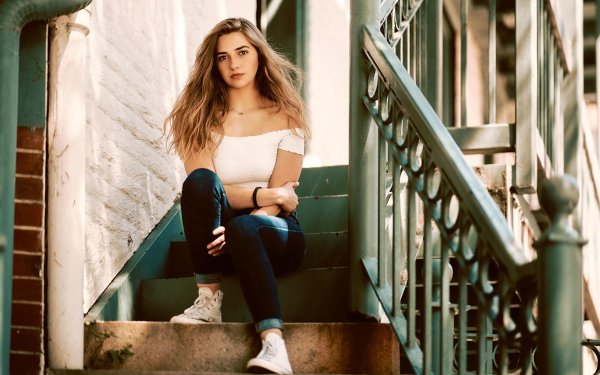 Девушка на лестнице