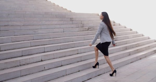 Девушка на лестнице