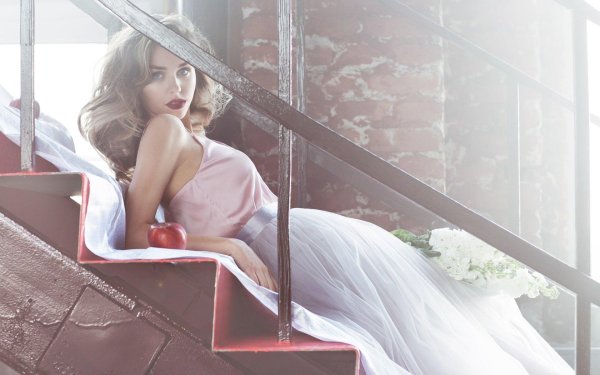 Девушка на лестнице