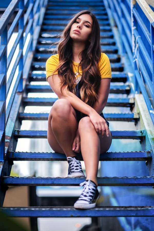 Девушка на лестнице