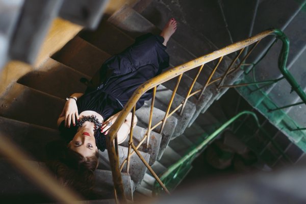 Девушка на лестнице