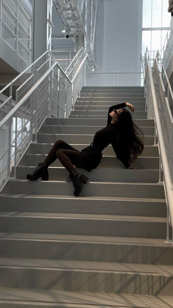 Девушка на лестнице