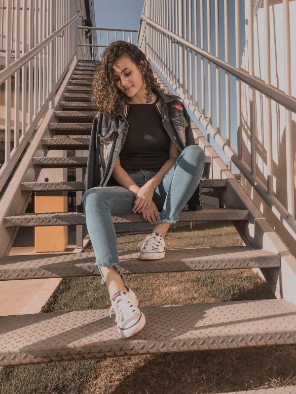 Девушка на лестнице