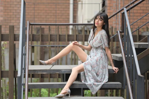 Девушка на лестнице