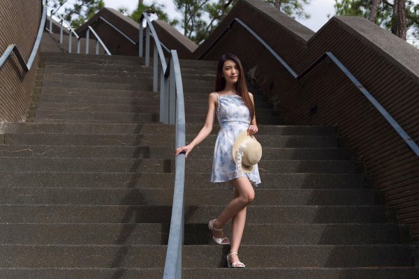 Девушка на лестнице