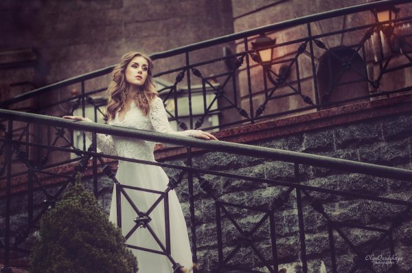 Девушка на лестнице