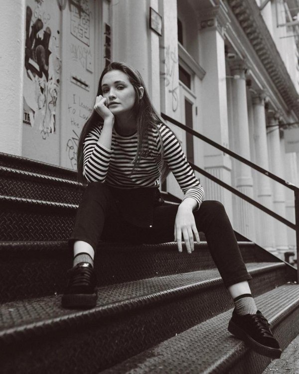 Девушка на лестнице