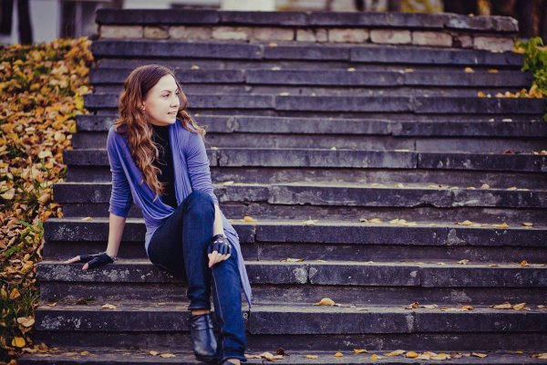Девушка на лестнице
