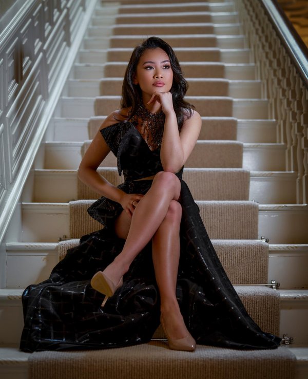 Девушка на лестнице