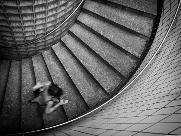 Девушка на лестнице