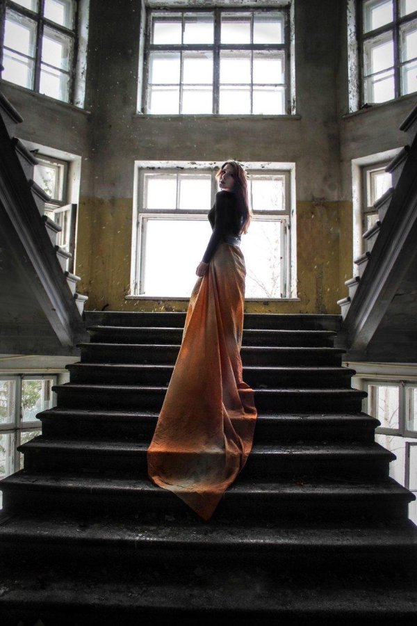 Девушка на лестнице