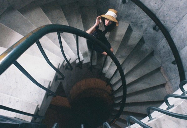 Девушка на лестнице