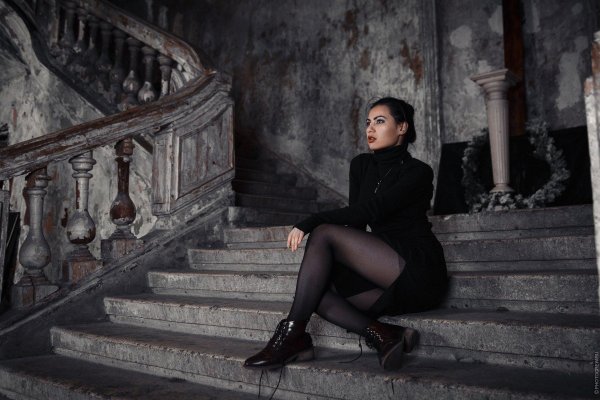 Девушка на лестнице