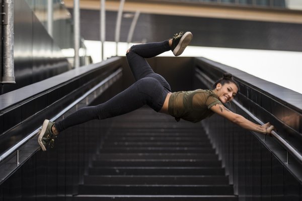 Девушка на лестнице