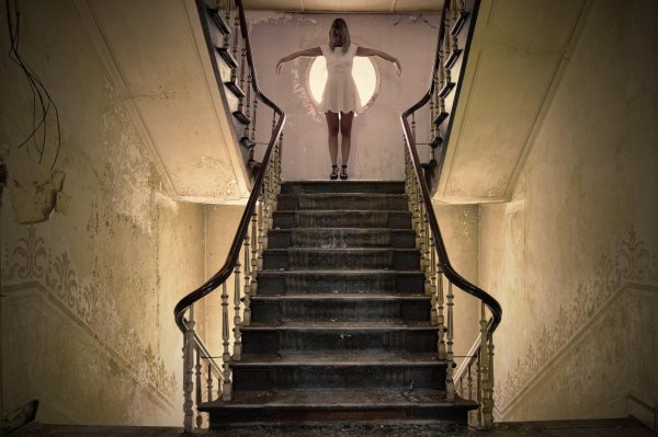 Девушка на лестнице