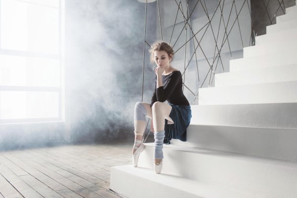 Девушка на лестнице