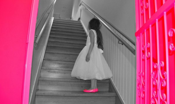 Девушка на лестнице