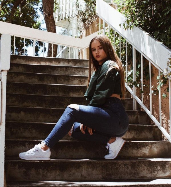 Девушка на лестнице