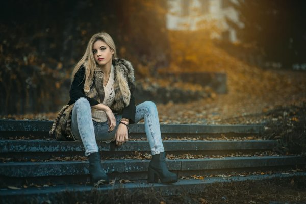 Девушка на лестнице