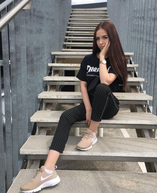 Девушка на лестнице