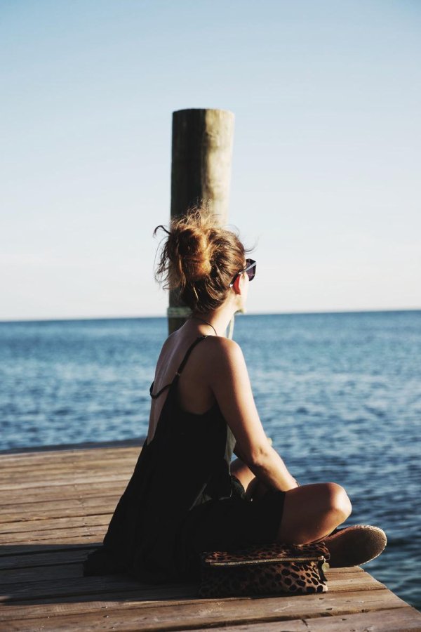 Девушка сидящая спиной