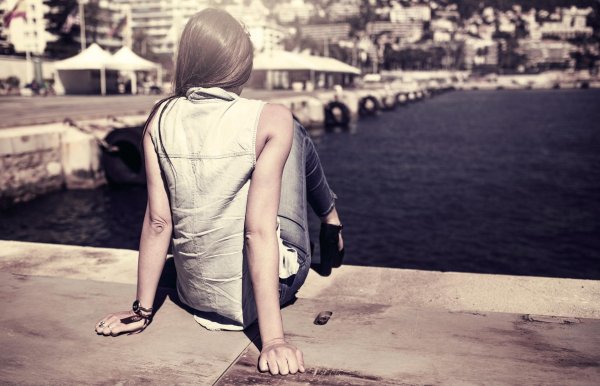 Девушка сидящая спиной