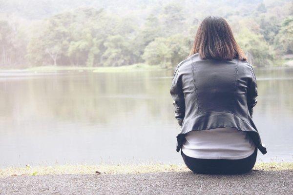 Девушка сидящая спиной