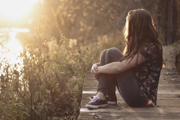 Девушка сидящая спиной