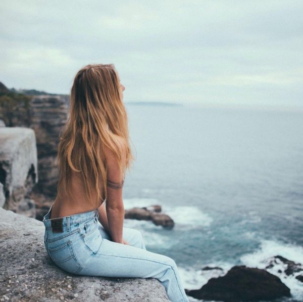 Девушка сидящая спиной