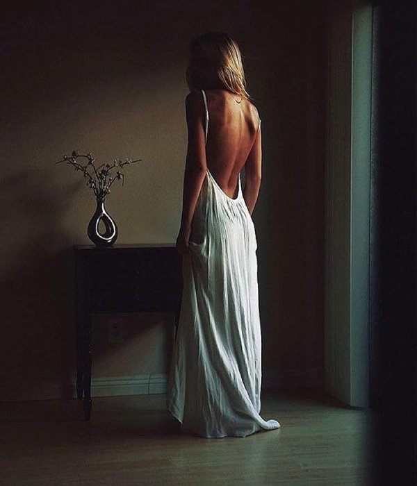 Девушка сидящая спиной