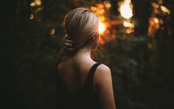 Девушка сидящая спиной