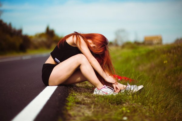 Девушка сидящая спиной