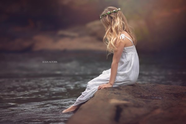 Девушка сидящая спиной