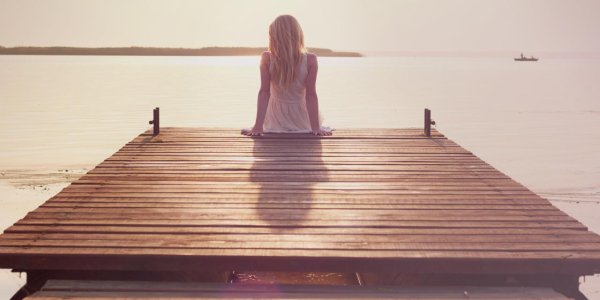 Девушка сидящая спиной