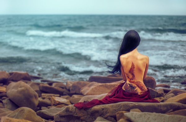 Девушка сидящая спиной