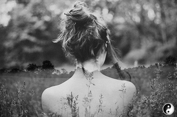 Девушка сидящая спиной