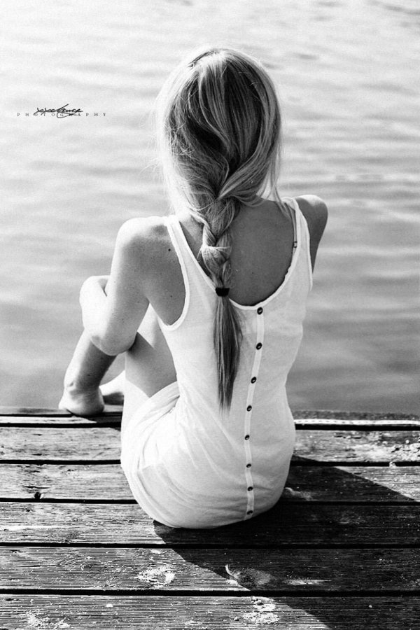 Девушка сидящая спиной