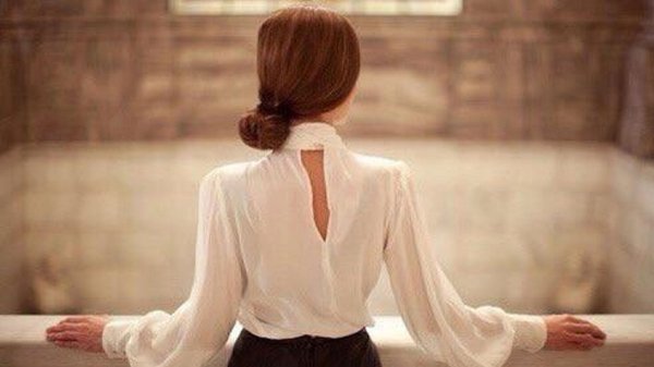 Девушка сидящая спиной