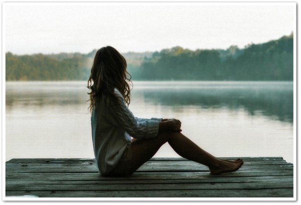 Девушка сидящая спиной