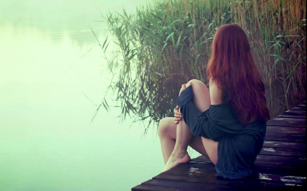 Девушка сидящая спиной