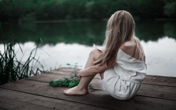 Девушка сидящая спиной