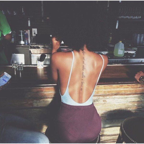 Девушка сидящая спиной