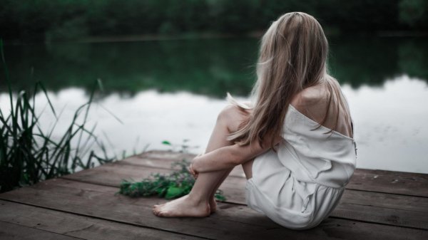 Девушка сидящая спиной