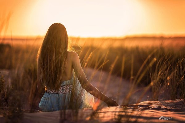 Девушка сидящая спиной