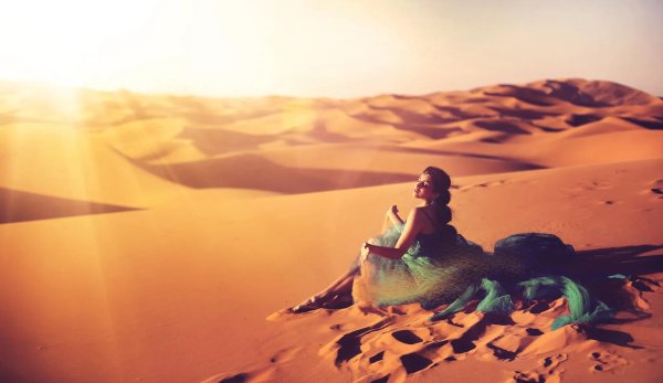 Девушка и пустыня