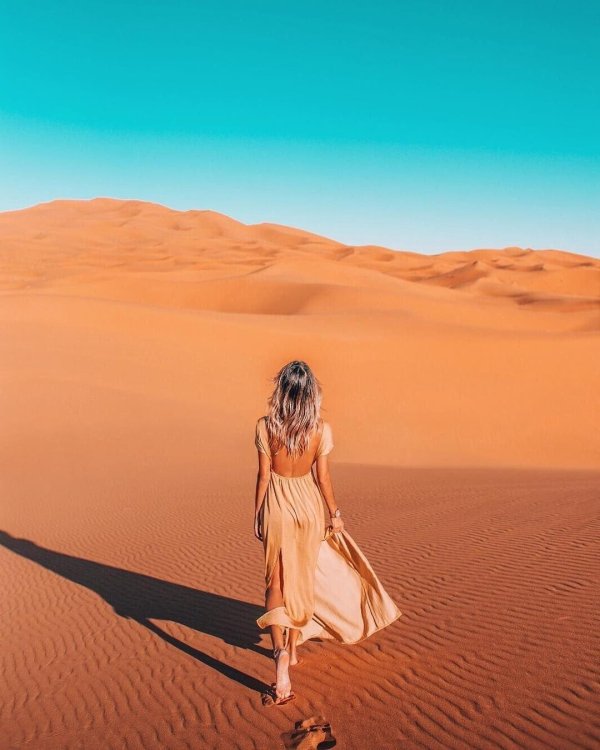Девушка и пустыня
