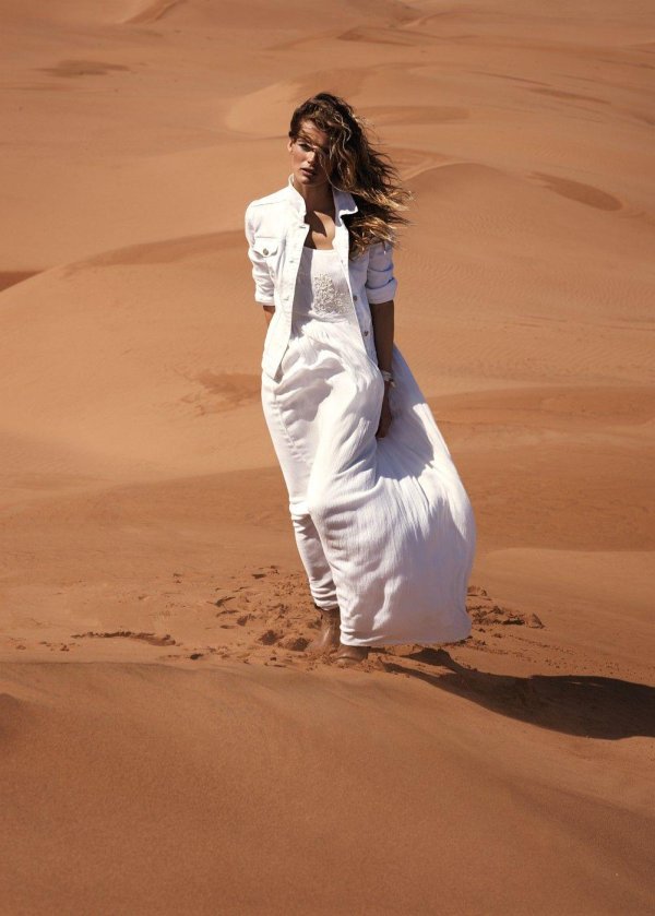 Девушка и пустыня