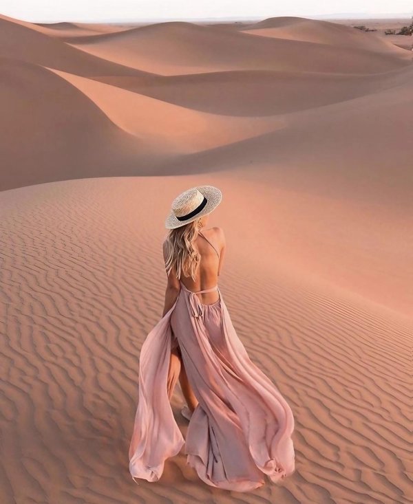 Девушка и пустыня
